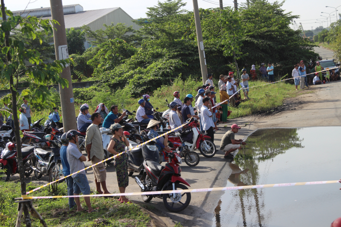 Người d&acirc;n tập trung theo d&otilde;i hiện trường.