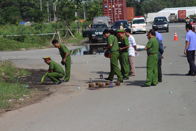 C&ocirc;ng an tỉnh B&igrave;nh Dương kh&aacute;m nghiệm hiện trường.