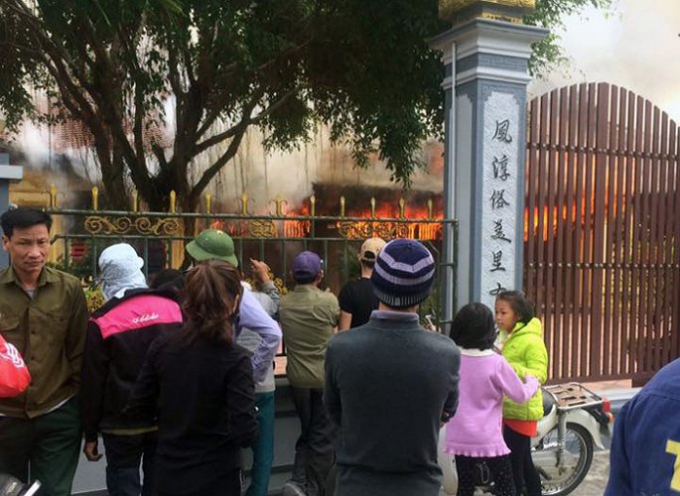 Ng&ocirc;i đ&igrave;nh cổ h&agrave;ng trăm năm tuổi ở Th&aacute;i B&igrave;nh bốc ch&aacute;y dữ dội. (Nguồn: Fb Ho&agrave;ng Th&ugrave;y)