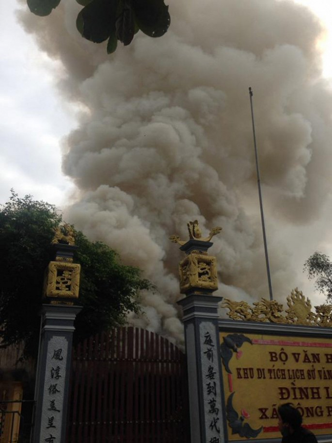 Kh&oacute;i đen bốc cao h&agrave;ng chục m&eacute;t. (Nguồn: Fb Ho&agrave;ng Th&ugrave;y)