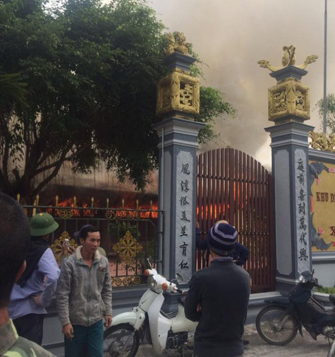 Theo người d&acirc;n địa phương, ng&ocirc;i đ&igrave;nh được l&agrave;m chủ yếu bằng gỗ lim n&ecirc;n khi ch&aacute;y rất kh&oacute; dập lửa. (Nguồn: Fb Ho&agrave;ng Th&ugrave;y)