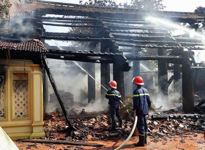 Khi lực lượng cứu hỏa đến nơi, ng&ocirc;i đ&igrave;nh bị ch&aacute;y gần như ho&agrave;n to&agrave;n. (Ảnh: Duy Nghĩa)