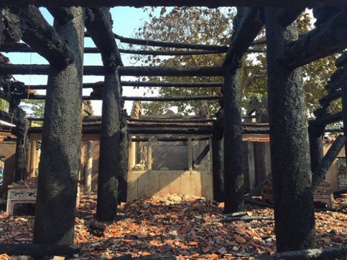 M&aacute;i đ&igrave;nh bị ch&aacute;y, đổ sập. (Ảnh: Duy Nghĩa)