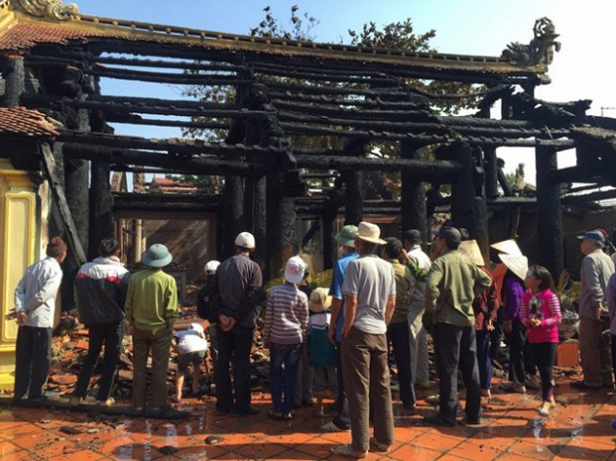 Người d&acirc;n kh&ocirc;ng khỏi x&oacute;t xa trước vụ hỏa hoạn thi&ecirc;u rụi ng&ocirc;i đ&igrave;nh cổ.&nbsp;(Ảnh: Duy Nghĩa)