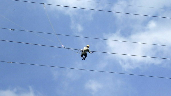 Bảo dưỡng đường d&acirc;y 220 kV Ch&acirc;u Đốc - T&agrave; Keo (ảnh Hữu Nh&acirc;n)