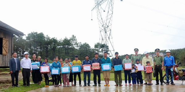 L&atilde;nh đạo TTĐ Kon Tum v&agrave; UBND x&atilde; trao qu&agrave; cho c&aacute;c gia đ&igrave;nh v&agrave; c&aacute;c em học sinh c&oacute; ho&agrave;n cảnh gia đ&igrave;nh kh&oacute; khăn sinh sống gần lưới truyền tải điện.