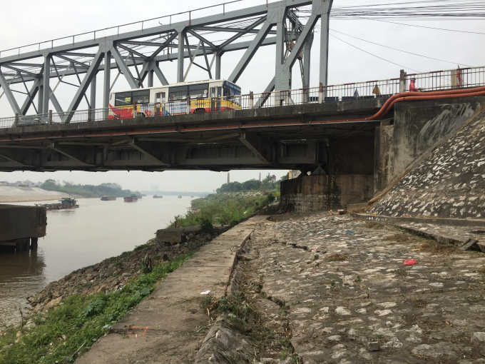 Theo ghi nhận của ph&oacute;ng vi&ecirc;n Ph&aacute;p luật Plus chiều ng&agrave;y 27/11, mố cầu Đuống (thuộc địa phận Thị trấn Y&ecirc;n Vi&ecirc;n, huyện Gia L&acirc;m, TP H&agrave; Nội) xuất hiện nhiều vết nứt chạy d&agrave;i...