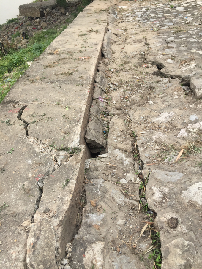 C&oacute; những đường nứt chạy d&agrave;i v&agrave;i m&eacute;t với chiều rộng khoảng gần 20cm.