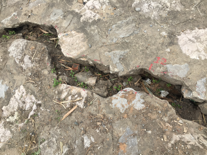 Cận cảnh những vết nứt to hơn gang tay tại mố cầu Đuống