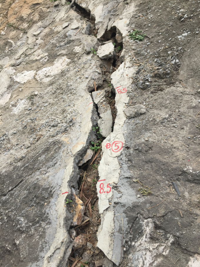 Phần đ&aacute; k&egrave; tr&ecirc;n mặt ngo&agrave;i của mố cầu đ&atilde; bị rạn nứt ở nhiều chỗ.