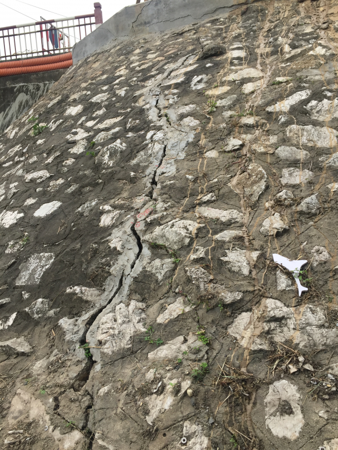 &nbsp;Những vết nứt n&agrave;y đ&atilde; được xử l&yacute; bằng việc ch&aacute;t vữa xi măng v&agrave;o, tuy nhi&ecirc;n đến nay vết nứt c&agrave;ng rộng hơn.