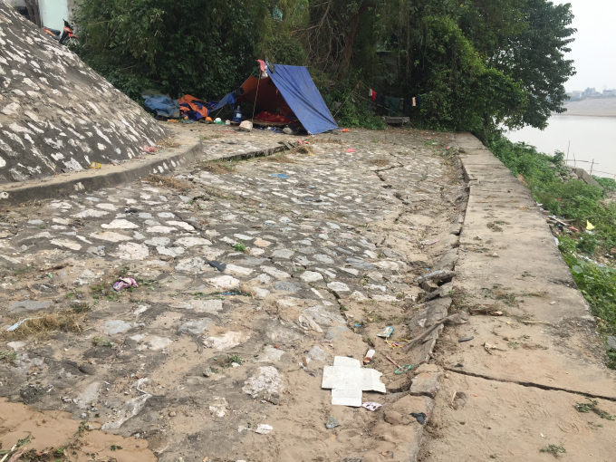 Phần tường c&aacute;nh mố cầu cũng c&oacute; biểu hiện sạt lở, tường bị ph&igrave;nh, tr&ecirc;n bề mặt xuất hiện nhiều vết nứt s&acirc;u.