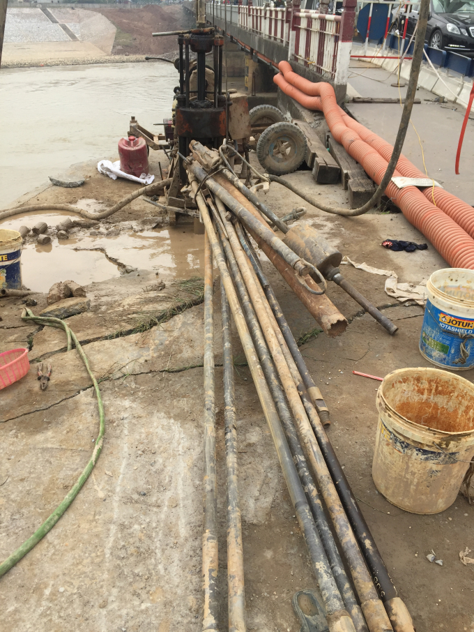 Đứng trước hiện tượng sạt lở, rạn nứt như vậy&nbsp;C&ocirc;ng ty CP đường sắt H&agrave; Hải (Tổng c&ocirc;ng ty Đường sắt Việt Nam VNR) - đơn vị phụ tr&aacute;ch quản l&yacute; cầu Đuống đ&atilde; cho quan trắc để c&oacute; hướng xử l&yacute; hiện tượng n&agrave;y.