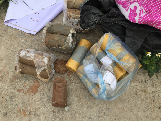 Những mẫu đất, đ&aacute; được lấy l&ecirc;n từ vị tr&iacute; mố cầu c&oacute; biểu hiện rạn nứt.