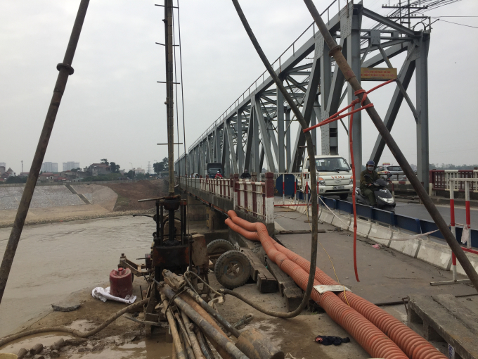 C&aacute;c phương tiện giao th&ocirc;ng vẫn di chuyển qua cầu b&igrave;nh thường.