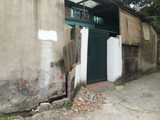 Đường v&agrave;o nh&agrave; d&acirc;n v&agrave; một số c&ocirc;ng tr&igrave;nh của nh&agrave; d&acirc;n l&acirc;n cận xảy ra t&igrave;nh trạng l&uacute;n, nứt.