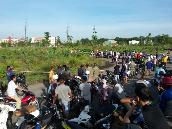 Rất đ&ocirc;ng người d&acirc;n hiếu kỳ tập trung theo d&otilde;i.