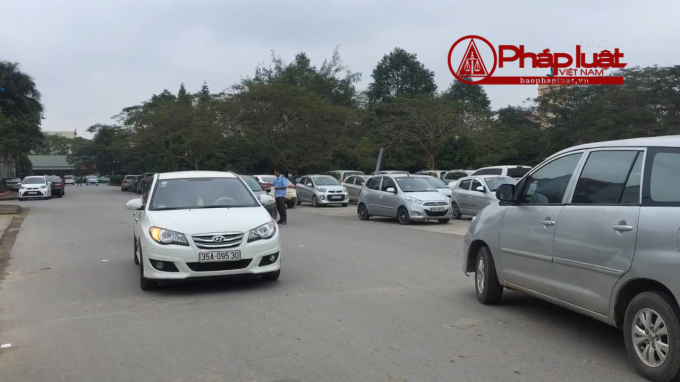 Một ng&agrave;y c&oacute; đến h&agrave;ng trăm lượt xe ra v&agrave;o Bệnh viện Nhi Thanh H&oacute;a v&agrave; đều phải nộp 10.000đ ph&iacute; ra v&agrave;o cổng.