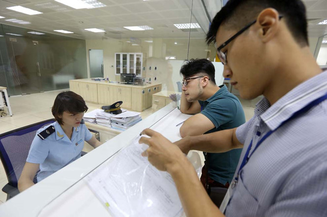 Thủ tục thuế, hải quan đ&atilde; bớt phiền h&agrave; nhưng chưa thực sự thuận lợi. ẢNH: NGỌC THẮNG