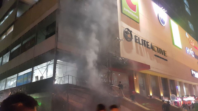 Kh&oacute;i bốc l&ecirc;n dữ dội th&igrave; cư d&acirc;n mới biết ch&aacute;y để h&ocirc; ho&aacute;n nhau chạy xuống (Ảnh cư d&acirc;n cung cấp).