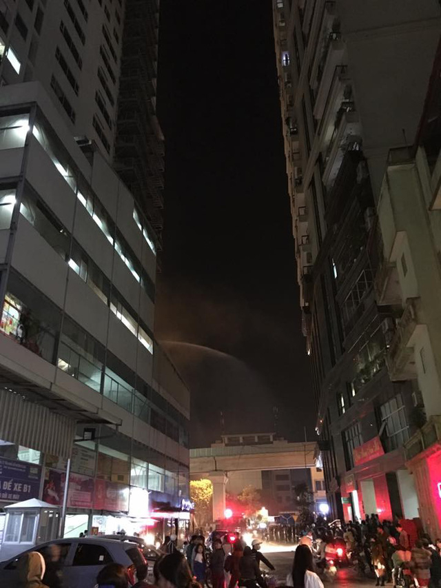 Một l&uacute;c sau cảnh s&aacute;t PCCC đến để dập đ&aacute;m ch&aacute;y (Ảnh cư d&acirc;n cung cấp).