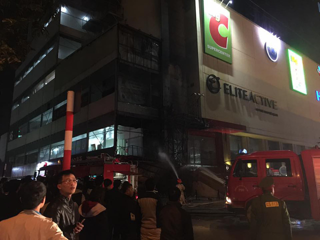 H&agrave;ng trăm cư d&acirc;n chưa hết b&agrave;ng ho&agrave;ng nh&igrave;n xe cứu h&oacute;a đến (Ảnh cư d&acirc;n cung cấp).