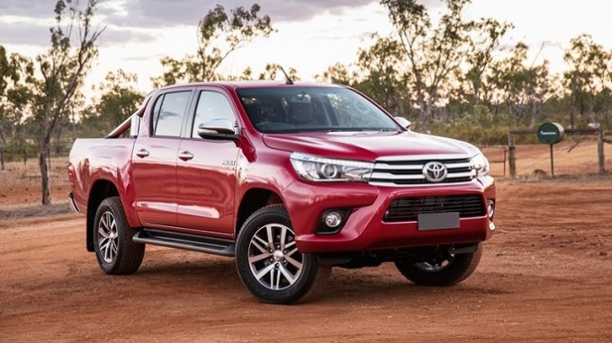 Kh&ocirc;ng chỉ Camry, TMV c&ograve;n cho ra mắt h&atilde;ng loạt mẫu xe kh&aacute;c như Toyota Hilux 2018 với với 3 phi&ecirc;n bản c&ugrave;ng sử dụng động cơ 2.4 l&iacute;t gồm 2.4G 4x4 MT, 2.4E 4x2 MT v&agrave; phi&ecirc;n bản mới 2.4E 4x2 AT.&nbsp;