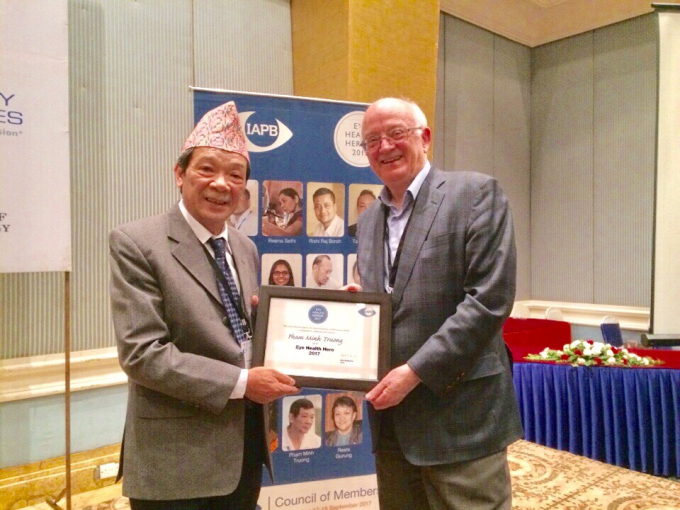 B&aacute;c sĩ Phạm Minh Trường - Gi&aacute;m đốc Bệnh viện Mắt Huế vinh dự l&agrave; người Việt Nam đầu ti&ecirc;n nhận giải thưởng