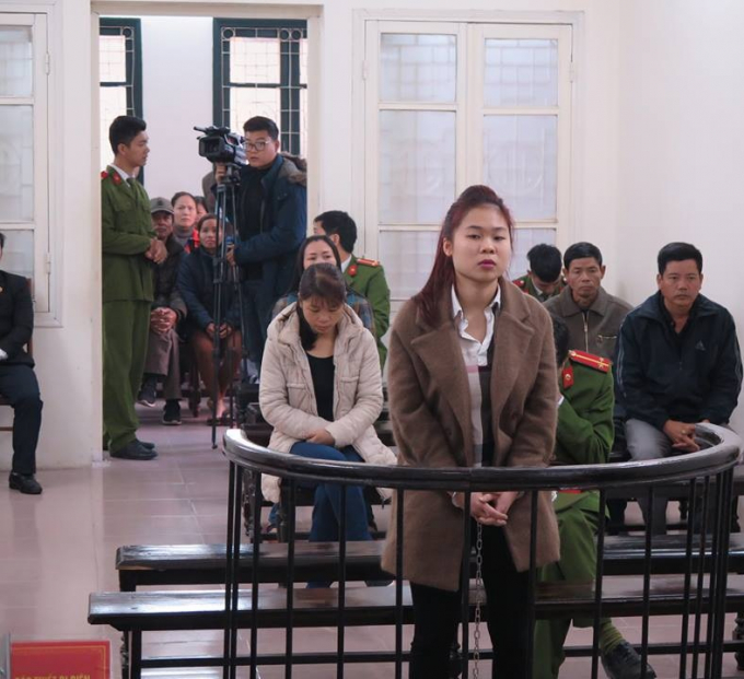 Bị c&aacute;o trước v&agrave;nh m&oacute;ng ngựa.