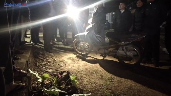 Theo lời kể của Phạm Thị Xu&acirc;n, b&agrave; bị đạp ng&atilde; v&agrave; bị cướp mất ch&aacute;u nội tr&ecirc;n tay (Ảnh: Anh Thắng)