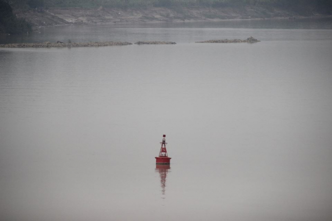 Ng&agrave;y 26/11, Ban Chỉ huy Qu&acirc;n sự quận Long Bi&ecirc;n (H&agrave; Nội) đ&atilde; x&aacute;c định được vật thể lạ dưới l&ograve;ng s&ocirc;ng Hồng l&agrave; một quả bom. Quả bom được dự đo&aacute;n từ thời chiến tranh.