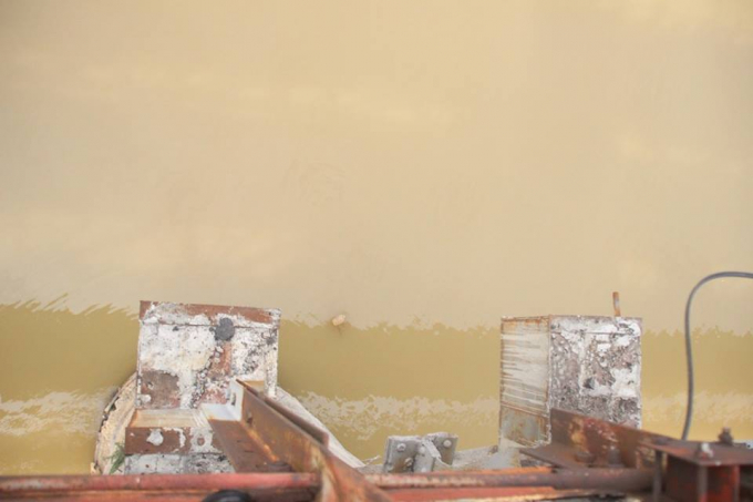 H&agrave; Nội: To&agrave;n cảnh qu&aacute; tr&igrave;nh trục vớt th&agrave;nh c&ocirc;ng quả bom gần ch&acirc;n cầu Long Bi&ecirc;n