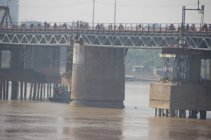 Theo th&ocirc;ng tin ban đầu, quả bom c&oacute; đường k&iacute;nh khoảng 0,5m - 0,6m, d&agrave;i 2m, nằm tại Km 183 s&ocirc;ng Hồng, c&aacute;ch trụ P13 cầu Long Bi&ecirc;n khoảng 5m.