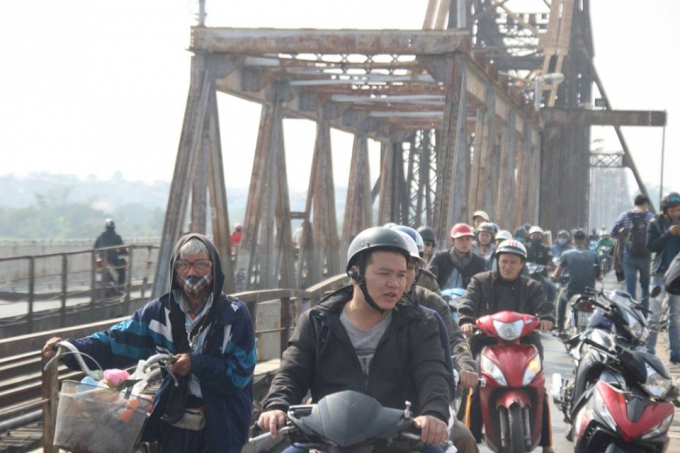 Đ&ocirc;ng đảo người d&acirc;n hiếu k&igrave; đứng xem qu&aacute; tr&igrave;nh vớt bom.