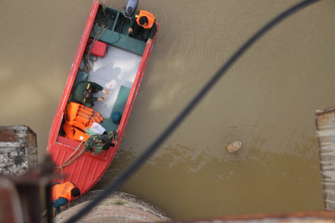 Chuẩn bị trục vớt bom.