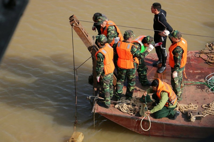 Người nh&aacute;i được trang bị thiết bị để lặn xuống s&ocirc;ng.