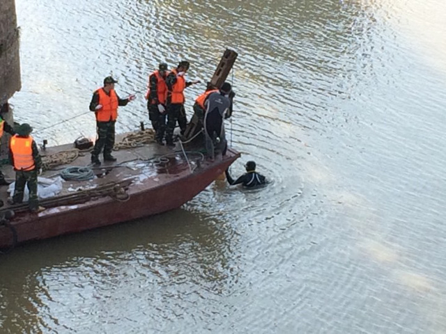 H&agrave; Nội: To&agrave;n cảnh qu&aacute; tr&igrave;nh trục vớt th&agrave;nh c&ocirc;ng quả bom gần ch&acirc;n cầu Long Bi&ecirc;n