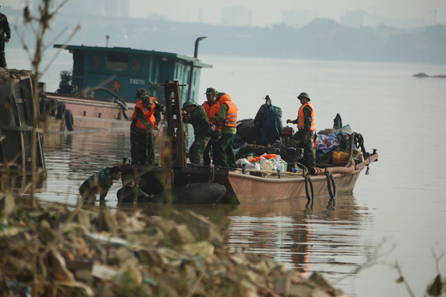 Quả bom đang được di chuyển l&ecirc;n bờ.