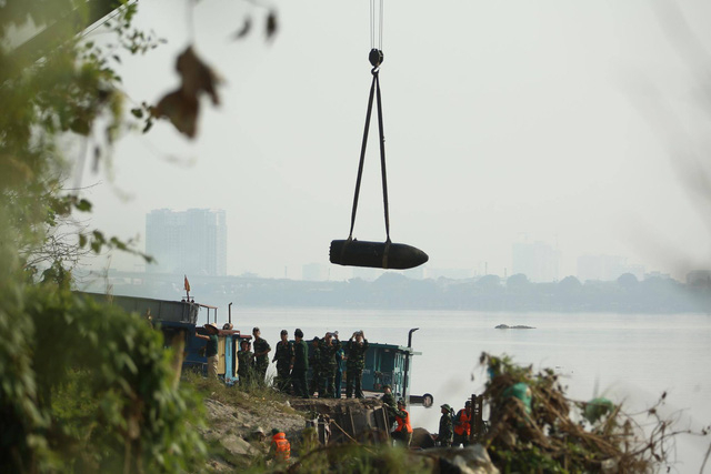 H&agrave; Nội: To&agrave;n cảnh qu&aacute; tr&igrave;nh trục vớt th&agrave;nh c&ocirc;ng quả bom gần ch&acirc;n cầu Long Bi&ecirc;n