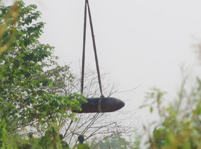 Quả bom được lực lượng bộ đội cẩu l&ecirc;n để đưa đi nơi kh&aacute;c xử l&yacute;.