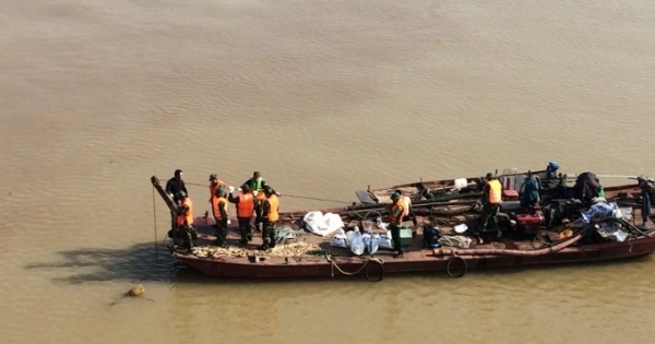 Hà Nội: Toàn cảnh quá trình trục vớt thành công quả bom gần chân cầu Long Biên