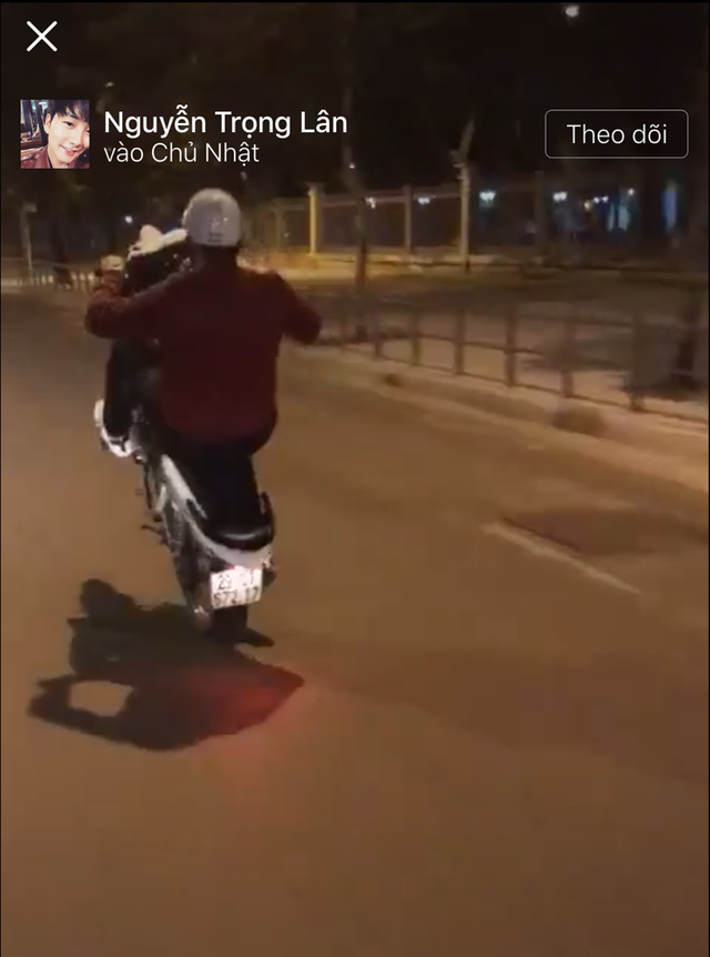 H&igrave;nh ảnh Nguyễn Trọng L&acirc;n bốc đầu xe m&aacute;y khi đang di chuyển tr&ecirc;n đường trong clip.