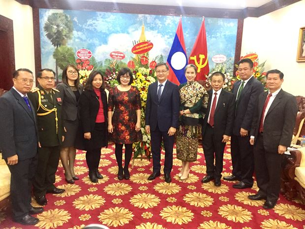 Đại sứ đặc mệnh to&agrave;n quyền Cộng h&ograve;a D&acirc;n chủ Nh&acirc;n d&acirc;n L&agrave;o Thongsavanh Phomvihane c&ugrave;ng c&aacute;c c&aacute;n bộ Đại sứ qu&aacute;n đ&atilde; th&acirc;n mật tiếp Đo&agrave;n.