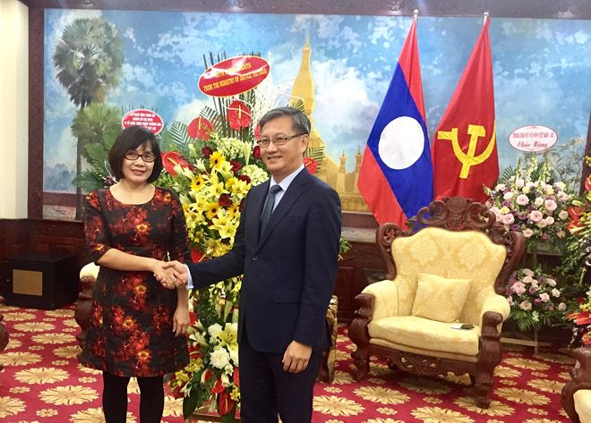 Vụ trưởng Đặng Ho&agrave;ng Oanh nhiệt liệt ch&uacute;c mừng Đại sứ v&agrave; c&aacute;c c&aacute;n bộ, nh&acirc;n vi&ecirc;n Đại sứ qu&aacute;n nh&acirc;n ng&agrave;y lễ lớn của nh&acirc;n d&acirc;n L&agrave;o anh em.