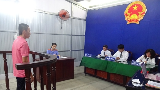 Ghen tuông, dùng kéo đâm tình địch trẻ tuổi