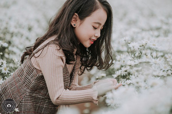 D&ugrave; cuối tuần phải chạy show rất mệt, nhưng rồi được đến vườn hoa chụp ảnh l&agrave; c&ocirc; b&eacute; lại rất th&iacute;ch th&uacute;.