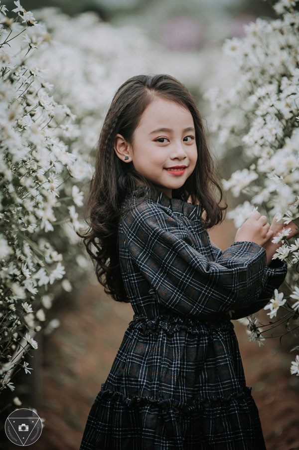 &ldquo;Tiểu Chi Pu&rdquo; khiến cư d&acirc;n mạng s&ocirc;i s&ugrave;ng sục với bộ ảnh chụp c&ugrave;ng c&uacute;c họa mi được đ&aacute;nh gi&aacute; l&agrave; đẹp nhất m&ugrave;a