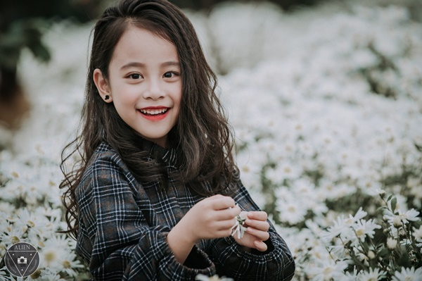 Vườn c&uacute;c họa mi như chỉ l&agrave; nơi để t&ocirc;n vinh th&ecirc;m vẻ đẹp của c&ocirc; b&eacute; 6 tuổi n&agrave;y.