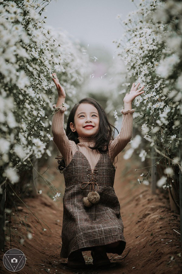 “Tiểu Chi Pu” khiến cư dân mạng sôi sùng sục với bộ ảnh chụp cùng cúc họa mi được đánh giá là đẹp nhất mùa