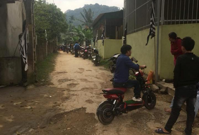 Gia đ&igrave;nh chuẩn bị l&agrave;m lễ mai t&aacute;ng cho hai b&agrave; ch&aacute;u.